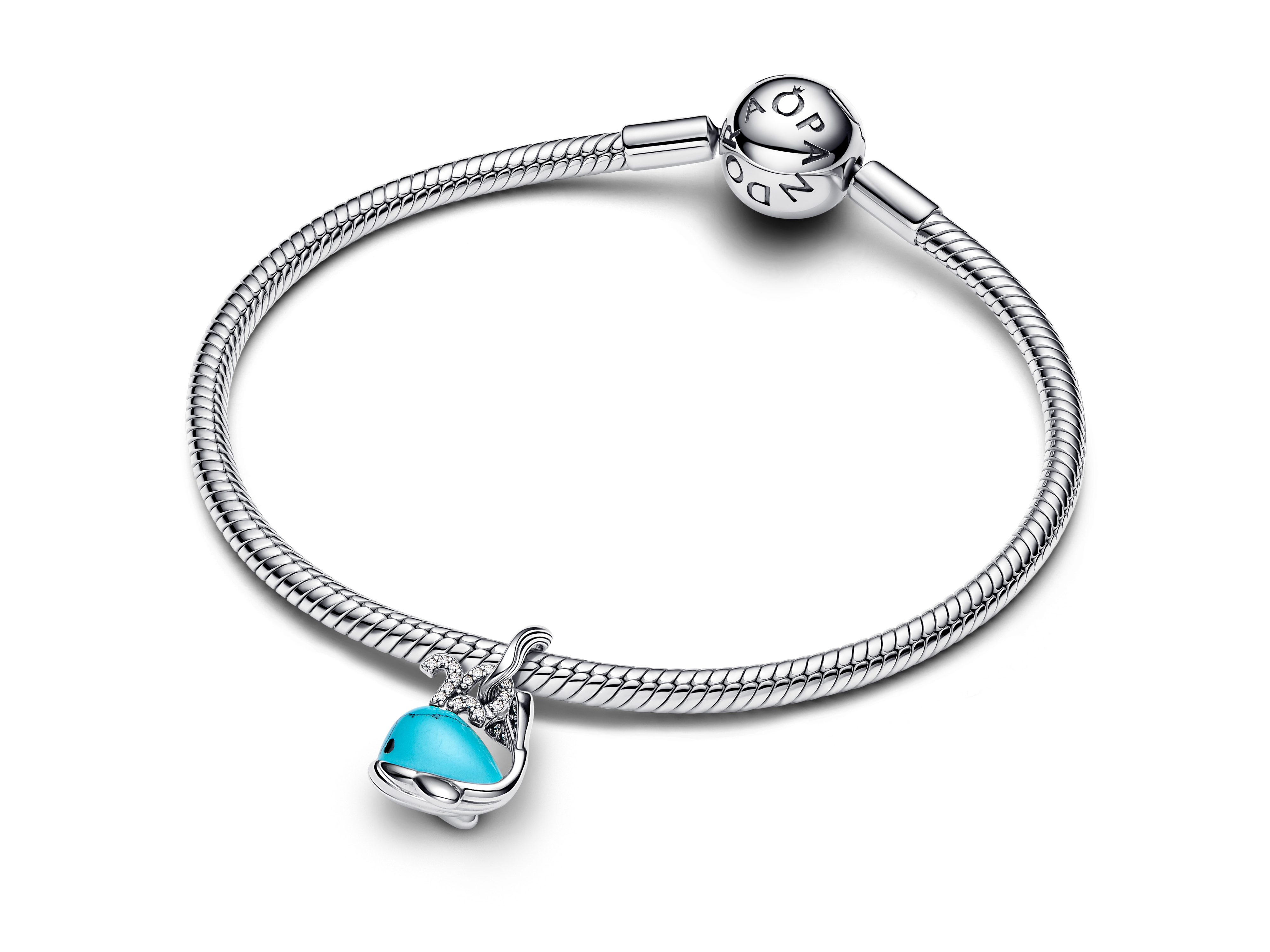 Türkiser Wal Charm aus Sterling Silber von Pandora, kunstvoll gestaltet, hängt an einem feinen Armband und verleiht dem Schmuckstück eine frische und elegante Note. Ideal für jeden Anlass.