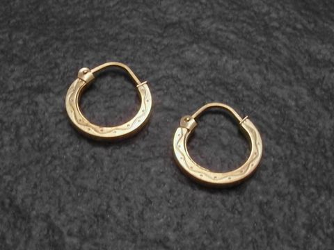 Creole aus Gold mit einem Durchmesser von 1,5 cm und einer Stärke von 1,8 mm, verziert mit einem süßen Muster, hergestellt von Juwelier Harnisch, für Ohrschmuck bis 15 mm geeignet.