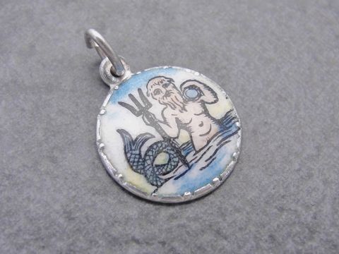 Silber Anhänger mit dem Sternzeichen Wassermann, verziert mit Emaille, zeigt einen Wassermann mit Dreizack im Wasser, Hersteller Juwelier Harnisch. Ideal als persönlichen Schmuck.