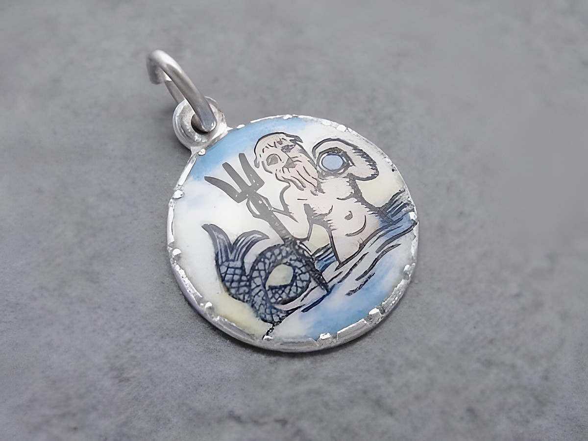 Silber Anhänger mit dem Sternzeichen Wassermann, verziert mit Emaille, zeigt einen Wassermann mit Dreizack im Wasser, Hersteller Juwelier Harnisch. Ideal als persönlichen Schmuck.