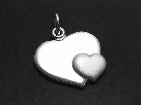 Doppelherz Anhänger aus Sterling Silber teilmattiert, schlichtes Design, Hersteller Juwelier Harnisch, zwei ineinanderliegende Herzen in unterschiedlicher Oberfläche.