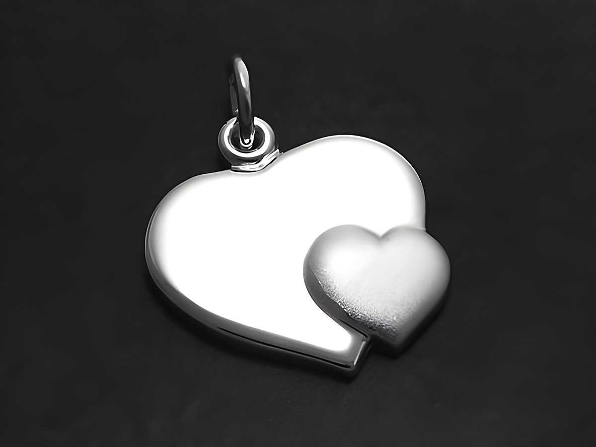 Doppelherz Anhänger aus Sterling Silber teilmattiert, schlichtes Design, Hersteller Juwelier Harnisch, zwei ineinanderliegende Herzen in unterschiedlicher Oberfläche.