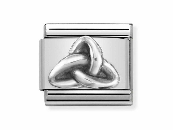 433010154-0 Steling Silber Classic Triade aus Edelstahl von Nomination zeigt ein elegantes silbernes Design mit einem dreifachen Knotenmotiv, ideal für stilvolle Armbänder.