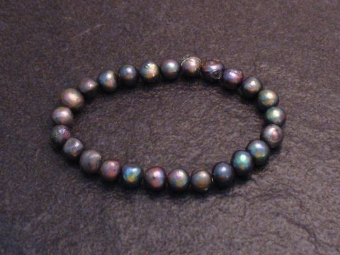 Perlenarmband 7,3 mm in Grau-mix mit Gummizug, 18 cm lang, Hersteller Juwelier Harnisch. Edle, schimmernde Perlen sorgen für einen eleganten Look.