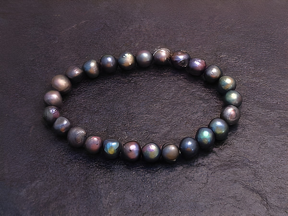 Perlenarmband 7,3 mm in Grau-mix mit Gummizug, 18 cm lang, Hersteller Juwelier Harnisch. Edle, schimmernde Perlen sorgen für einen eleganten Look.