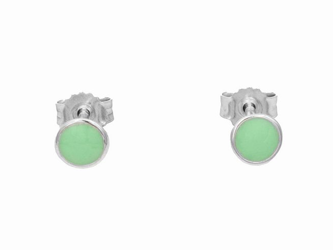 Ohrstecker in rundem Design aus rhodiniertem Sterling Silber mit grünem Lack, ideal als Kinderschmuck, hergestellt von Juwelier Harnisch.