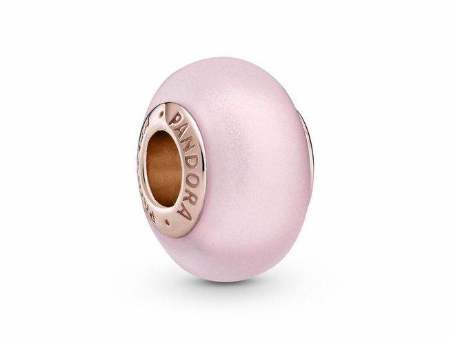 789421000-0 Pandora Rosé 789421C00 Mattrosa Muranoglas-Anhänger aus hochwertigem Muranoglas in zartem Rosa mit gravierter Pandora-Kennzeichnung an der Silberkante. Ideal für individuelle Schmuckgestaltungen.