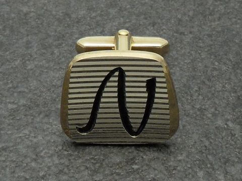 Vergoldete Manschettenknöpfe mit dem initialisierten Buchstaben N und einem gestreiften Design, hergestellt von Juwelier Harnisch. Ideal für elegante Anlässe.