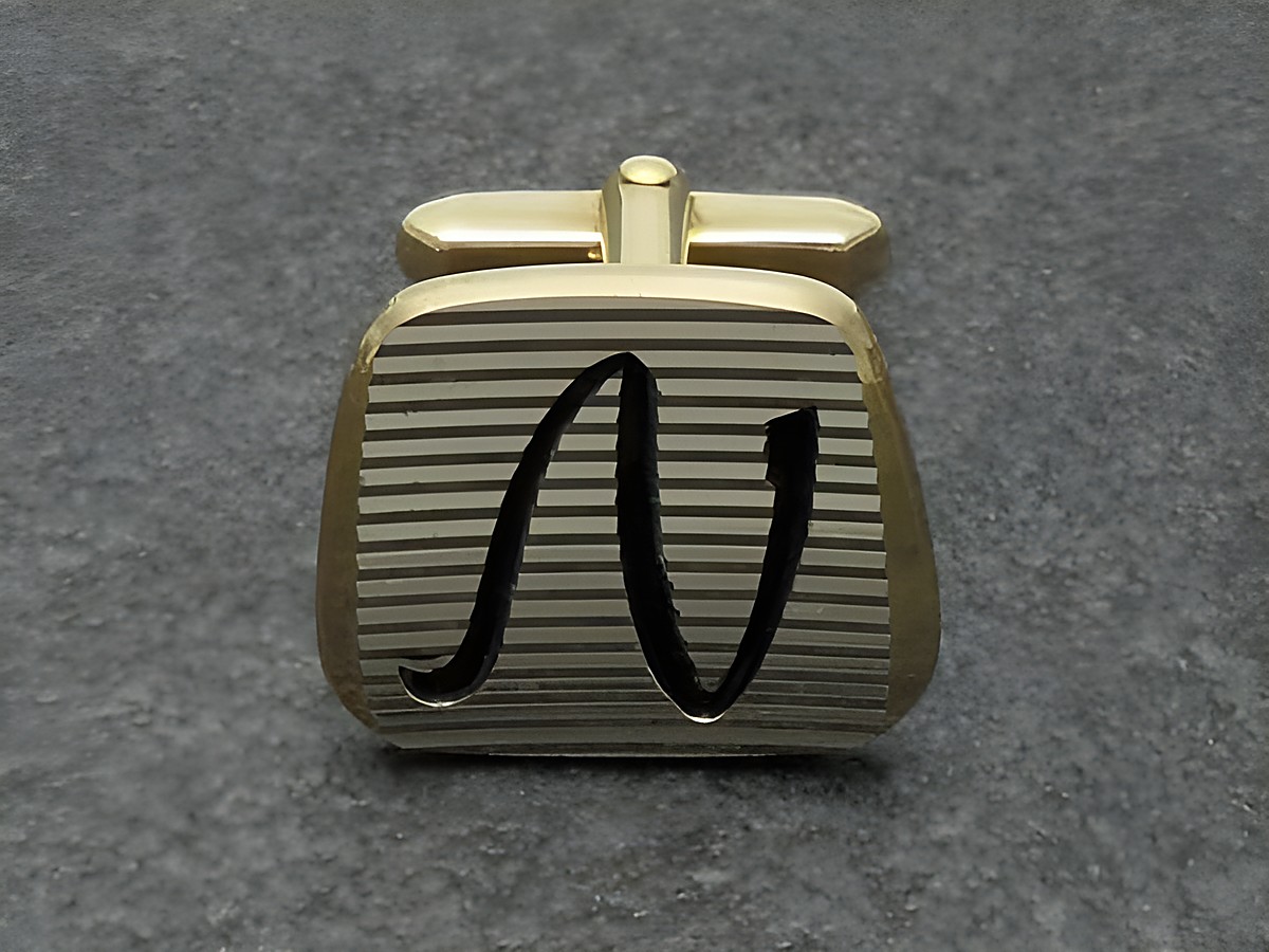 Vergoldete Manschettenknöpfe mit dem initialisierten Buchstaben N und einem gestreiften Design, hergestellt von Juwelier Harnisch. Ideal für elegante Anlässe.