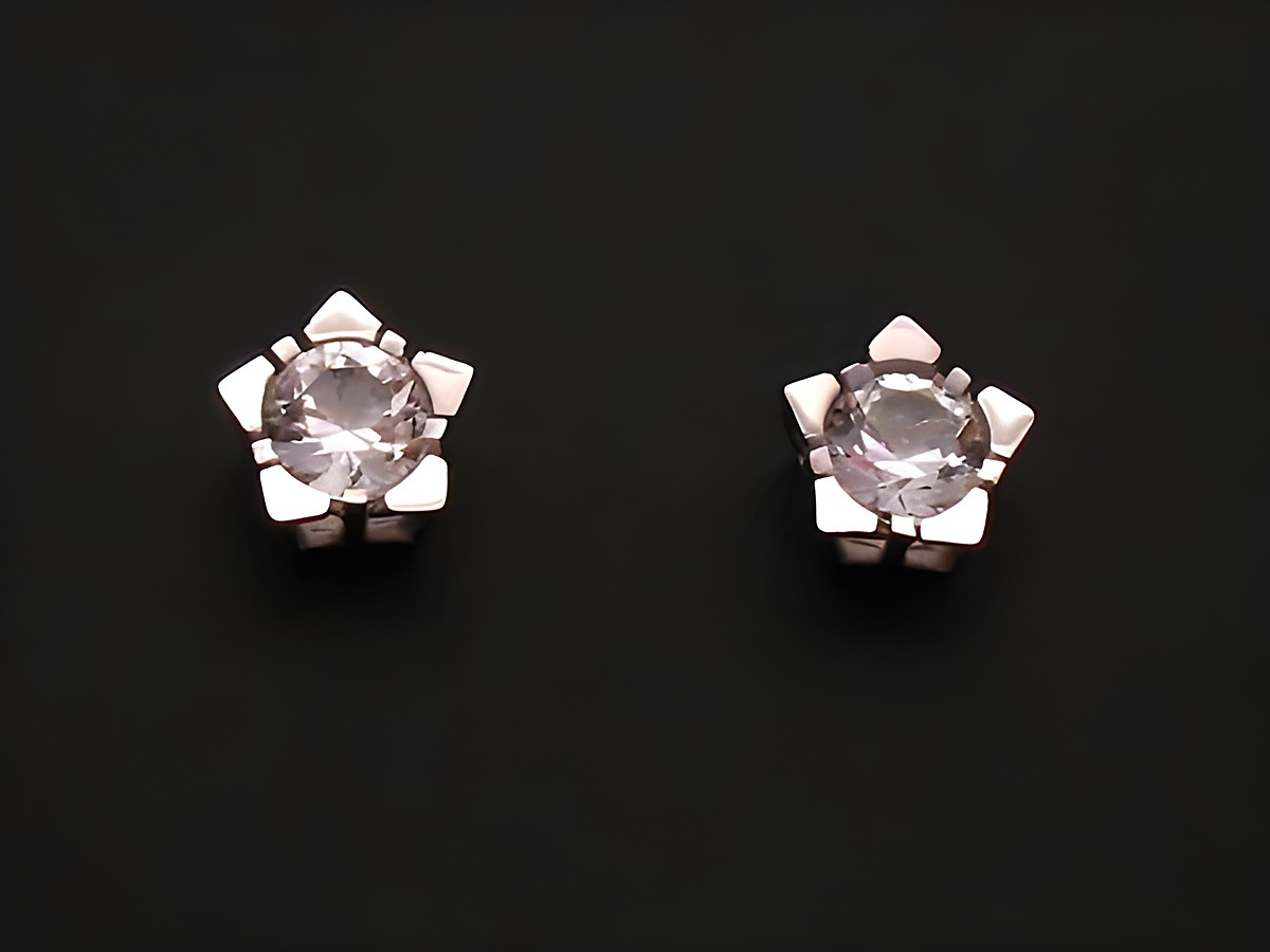 Ohrringe aus Weißgold mit Bergkristall, funkelnde Ohrstecker im eleganten Design, hergestellt von Juwelier Harnisch, perfekt für jeden Anlass.