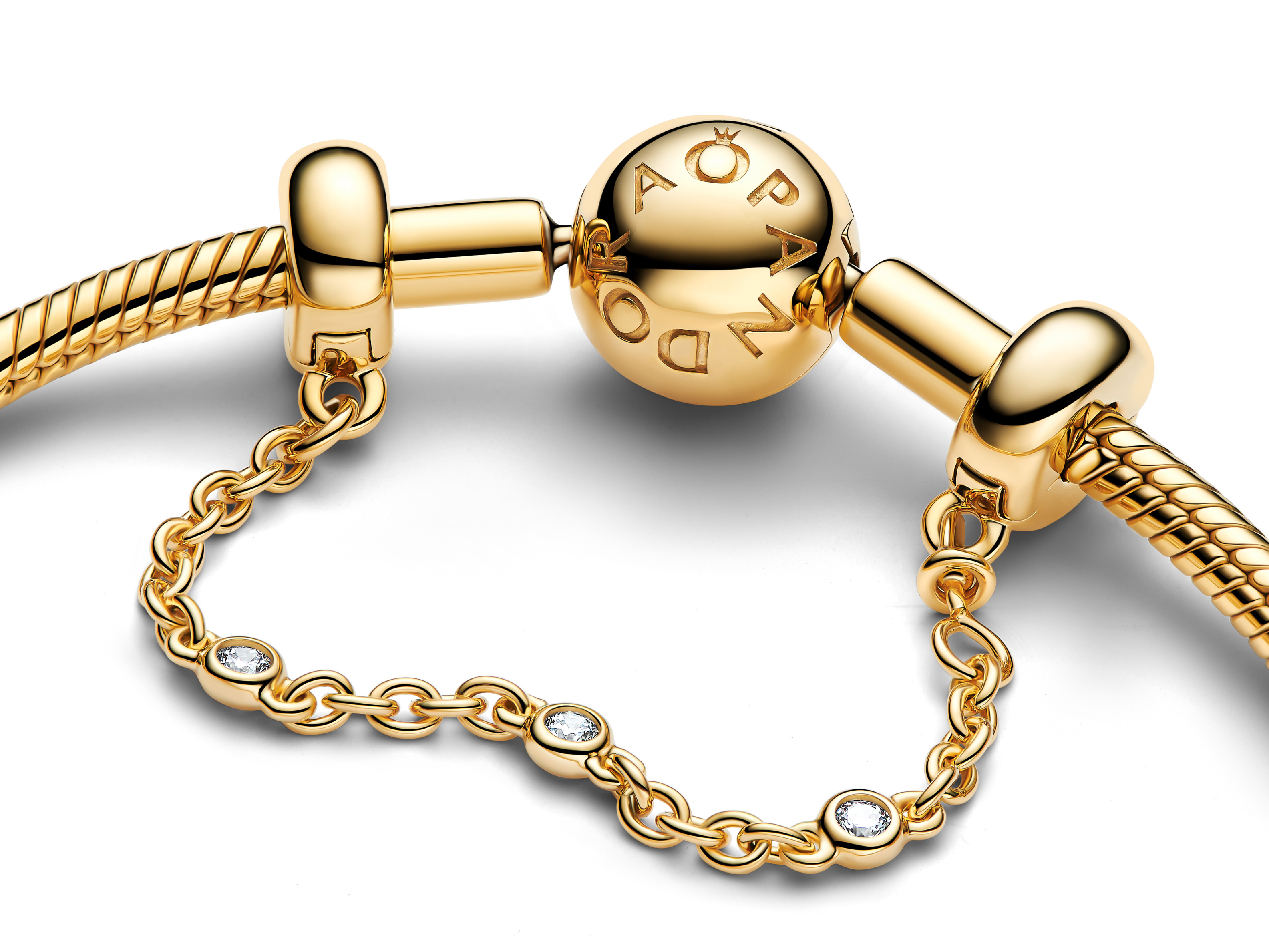 Gelbgold vergoldete Sicherheitskette von Pandora mit klarem Zirkonia, elegant gestaltet, ideal für Schmuckliebhaber, sorgt für Sicherheit und Stil, perfektes Accessoire für jeden Anlass.