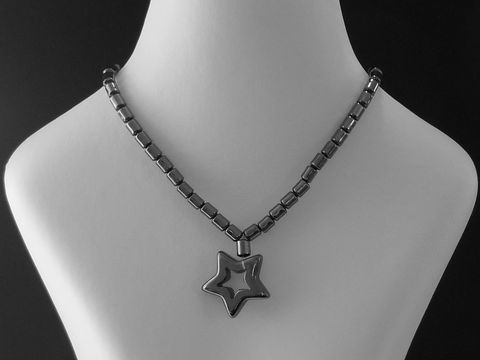 Hämatit Kette 45 cm für Damen und Herren mit sternförmigem Anhänger, hergestellt von Juwelier Harnisch, ideale Steinkette für modische Akzente.