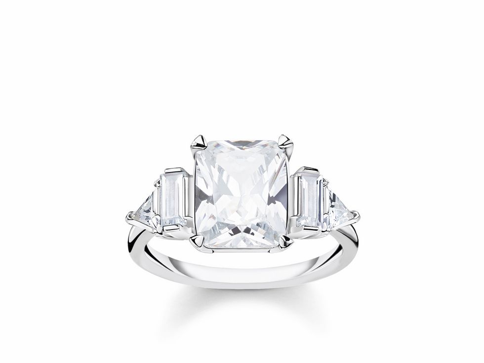 Der Ring von Thomas Sabo ist aus Sterling Silber, mit einem großen weißen Zirkonia in der Mitte und zwei kleineren Zirkonia an den Seiten, Größe 50.