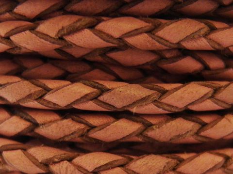 Lederband geflochten in altrosa mit einer Länge von 100 cm und einer Dicke von 3 mm, ausgestattet mit einem silbernen Karabiner, Hersteller Juwelier Harnisch.