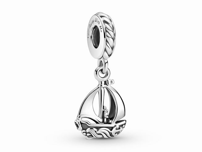 Eleganter Pandora Silber Charm in Form eines Segelboots, detailreich gestaltet, aus hochwertigem 925er Sterling Silber, ideal für Charms-Armreifen und persönliche Schmuckstücke.