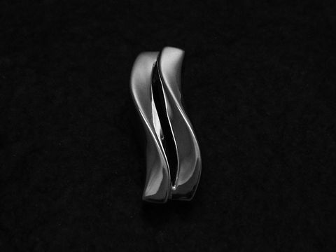 Geschwungener Anhänger aus 925 Sterling Silber, rhodiniert, mit besonderem Design des Herstellers Juwelier Harnisch, elegant und modern in der Formgebung.