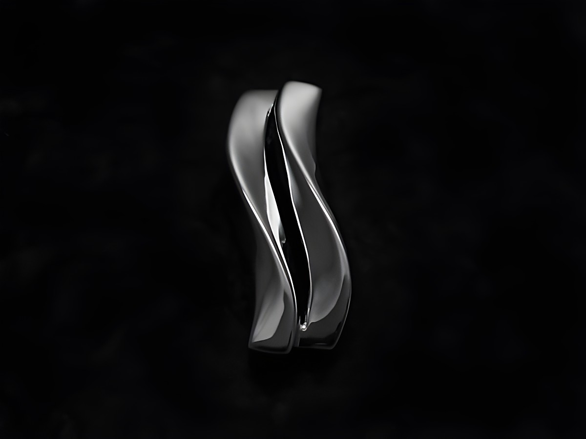 Geschwungener Anhänger aus 925 Sterling Silber, rhodiniert, mit besonderem Design des Herstellers Juwelier Harnisch, elegant und modern in der Formgebung.