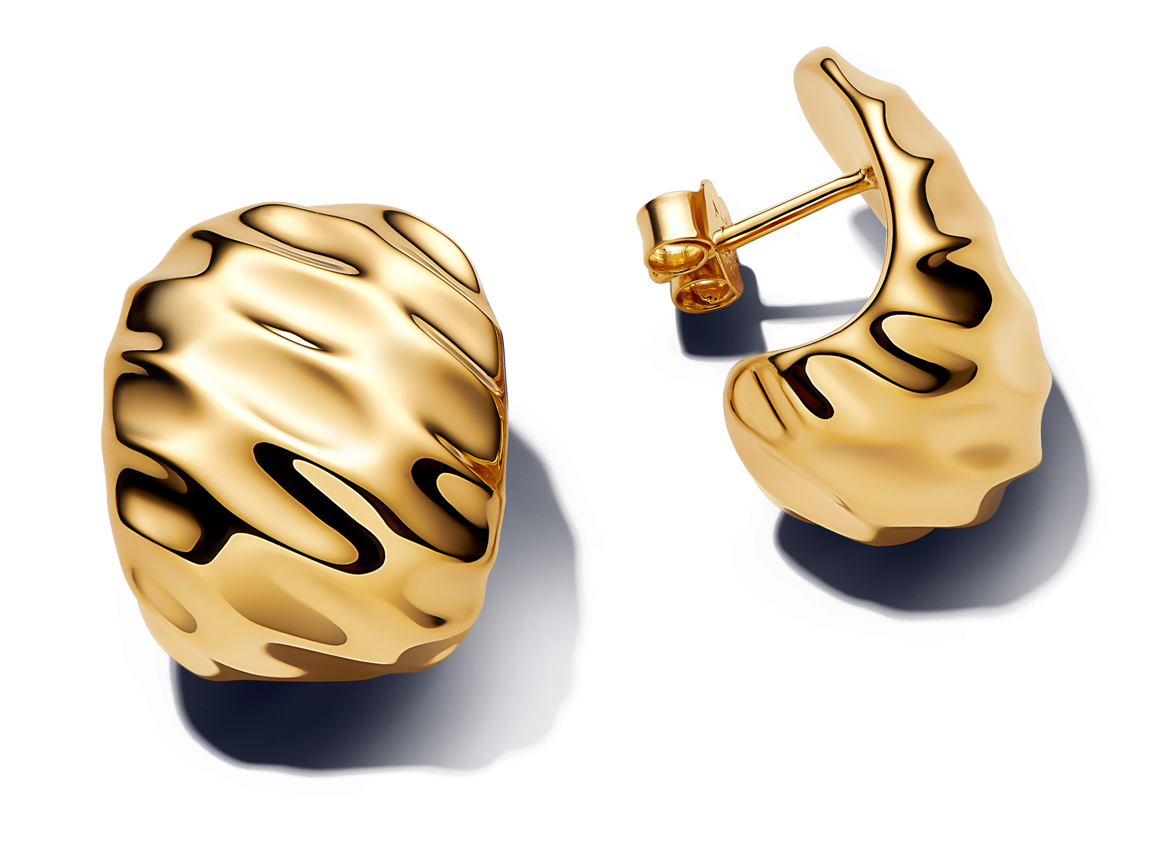 Gewellte breite Ohrringe aus Gelbgold Vergoldung von Pandora, Modell ESSENCE 263879C00, modernes Design für stilvolle Akzente. Neuheiten in hochwertiger Verarbeitung.