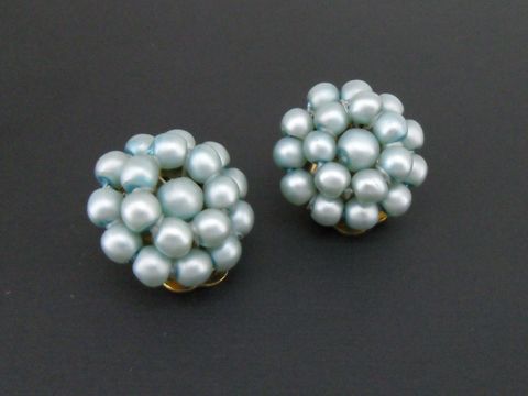 Ohrclip in taubenblau mit seidenmatten synthetischen Zuchtperlen, kombiniert mit goldfarbenen Elementen, hergestellt von Juwelier Harnisch, stilvolles und elegantes Design.