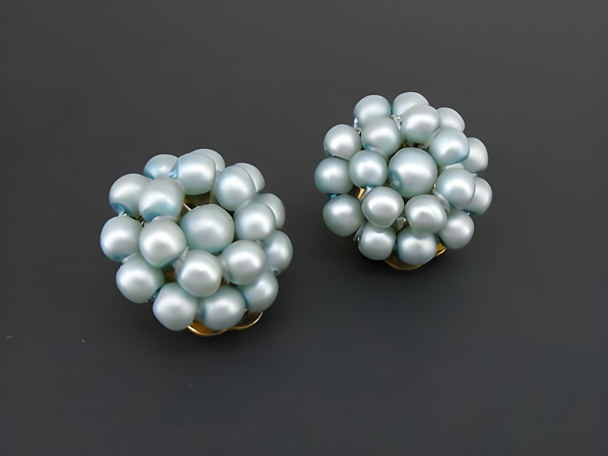 Ohrclip in taubenblau mit seidenmatten synthetischen Zuchtperlen, kombiniert mit goldfarbenen Elementen, hergestellt von Juwelier Harnisch, stilvolles und elegantes Design.