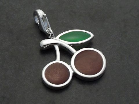 Charm-Anhänger in Form von Kirschen aus hochwertigem Silber 925, emailliert mit braunen Kirschen und einem grünen Blatt, Hersteller Juwelier Harnisch, ideal für Schmuckliebhaber.