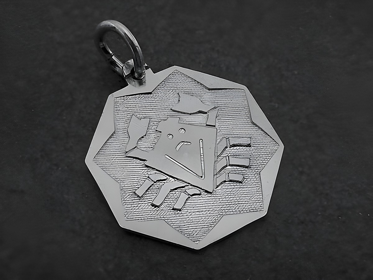 Silber Anhänger Platte mit dem Sternzeichen Krebs, gefertigt von Juwelier Harnisch, zeigt ein krebsähnliches Motiv auf einer octagonalen Form. Ideal als Schmuckstück für Krebs-Geborene.
