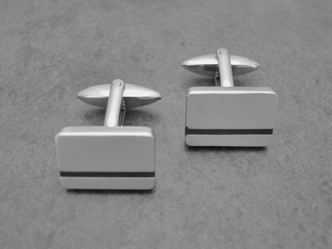 Edelstahl Manschettenknöpfe mit Gravurplatte und schwarzem Strich modisch, hergestellt von Juwelier Harnisch, ideal für persönliche Gravuren.