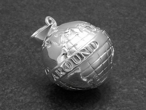 Weltkugel 23 mm Anhänger aus Sterling Silber mit detaillierter Darstellung der Kontinente und der Gravur "AROUND". Ideal für Schmuckliebhaber und als Geschenk.