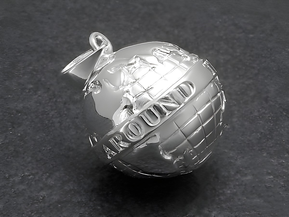 Weltkugel 23 mm Anhänger aus Sterling Silber mit detaillierter Darstellung der Kontinente und der Gravur "AROUND". Ideal für Schmuckliebhaber und als Geschenk.