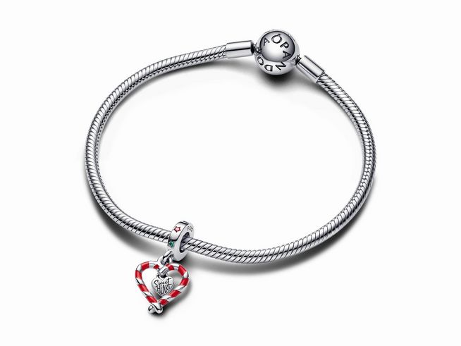 792822000-1 Doppelte Zuckerstange Herz Weihnachts-Charm-Anhänger aus Sterling Silber mit buntem Steinmix, angebracht an einem eleganten silbernen Armband, ideal für festliche Anlässe.