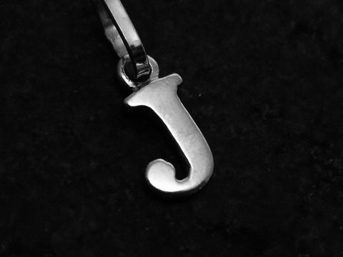 J Buchstaben Anhänger aus Weißgold 585, elegant und schlicht, perfekt als persönliches Accessoire oder Geschenk, hergestellt von Juwelier Harnisch, detaillierte Verarbeitung des Buchstabens J.