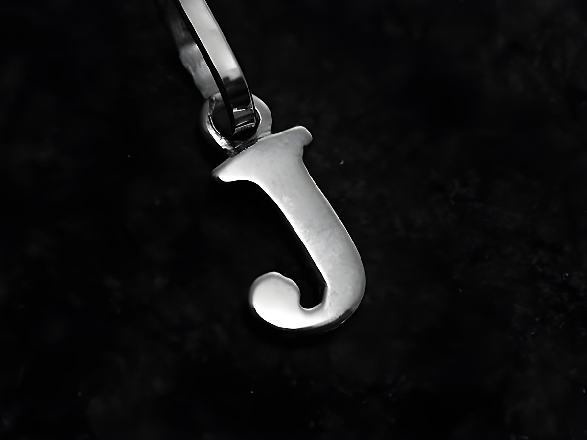 J Buchstaben Anhänger aus Weißgold 585, elegant und schlicht, perfekt als persönliches Accessoire oder Geschenk, hergestellt von Juwelier Harnisch, detaillierte Verarbeitung des Buchstabens J.