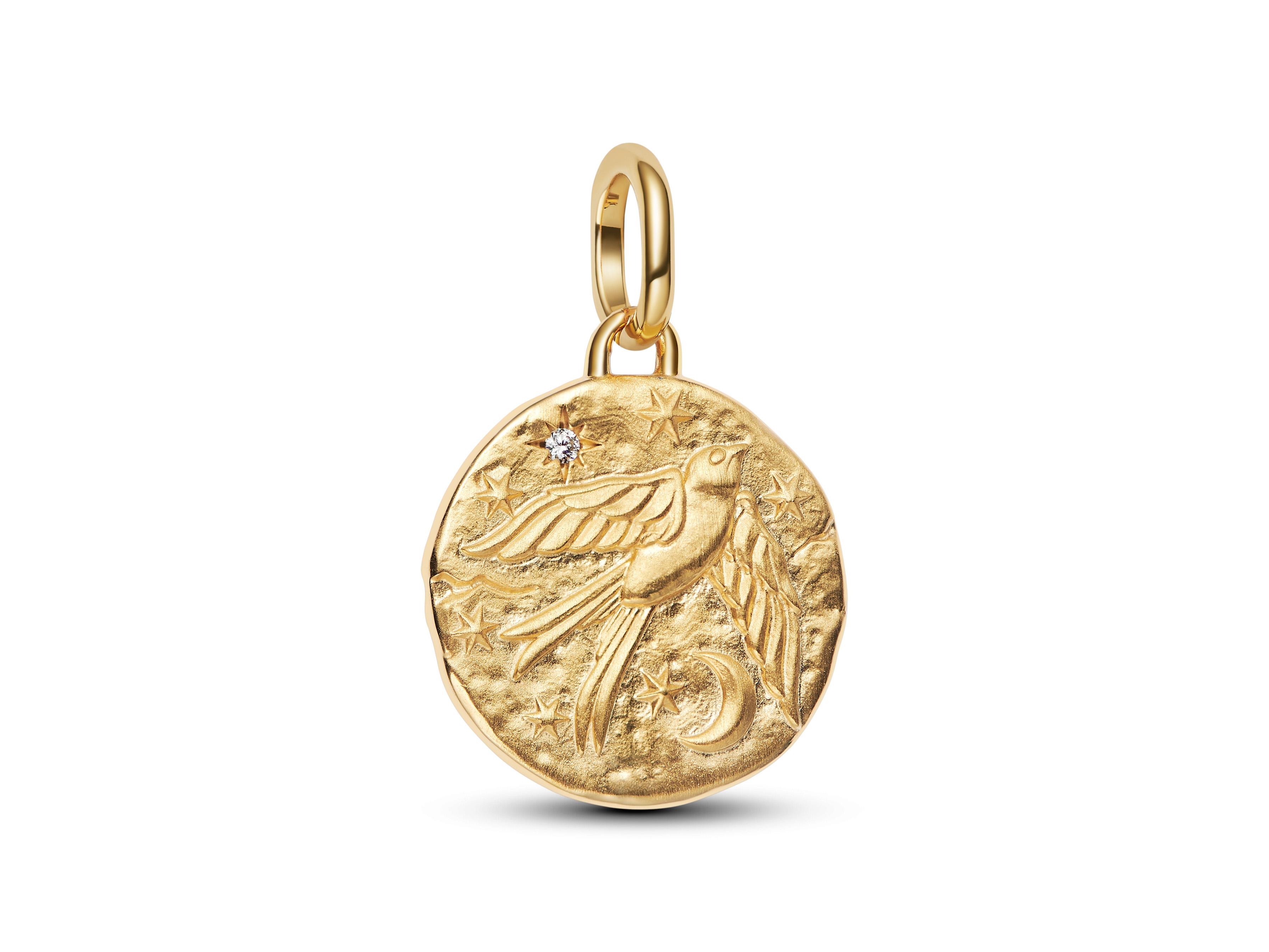Ein rundes Medaillon in Gelbgold Vergoldung mit einer Schwalbe und Zirkonia, graviert mit der Aufschrift DUM VITA EST SPES EST, von Pandora. Ideal für charmante Schmuckkollektionen.