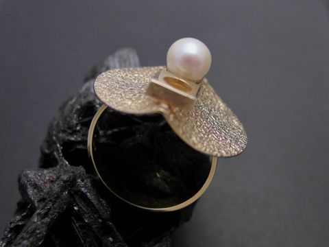 Gold Perlen Ring - modern - Gr. 55,5 - Zuchtperle 5,7 mm - Gold 333 - Goldring von Juwelier Harnisch, bis Gr. 56/18, elegant gestaltet mit einer Perle und strukturiertem Band.