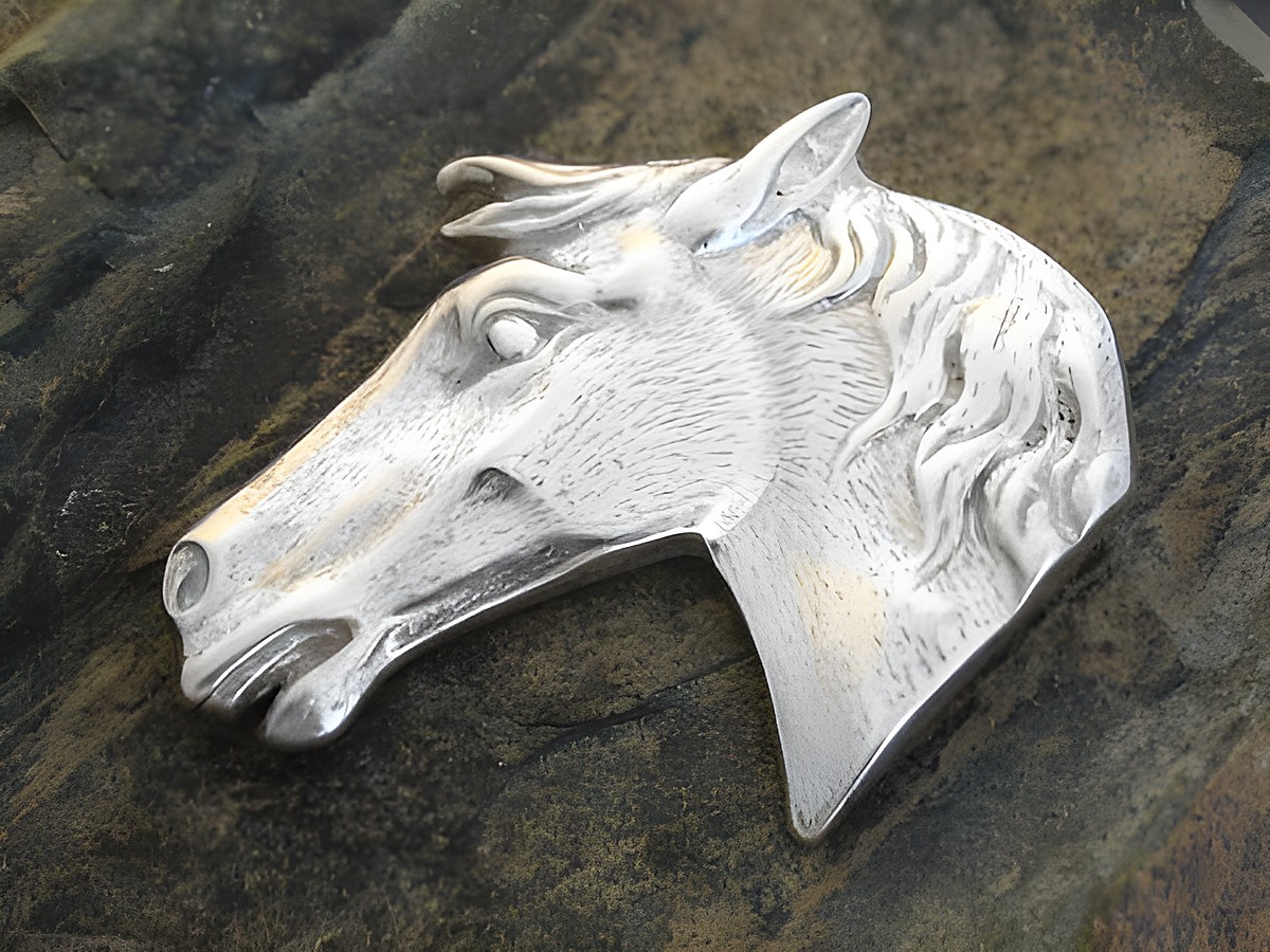 Silber Anhänger Pferdekopf aus 925 Sterling Silber, filigran gearbeitet mit feinen Details und einer eleganten Form, Hersteller Juwelier Harnisch, ideal für Tierliebhaber.