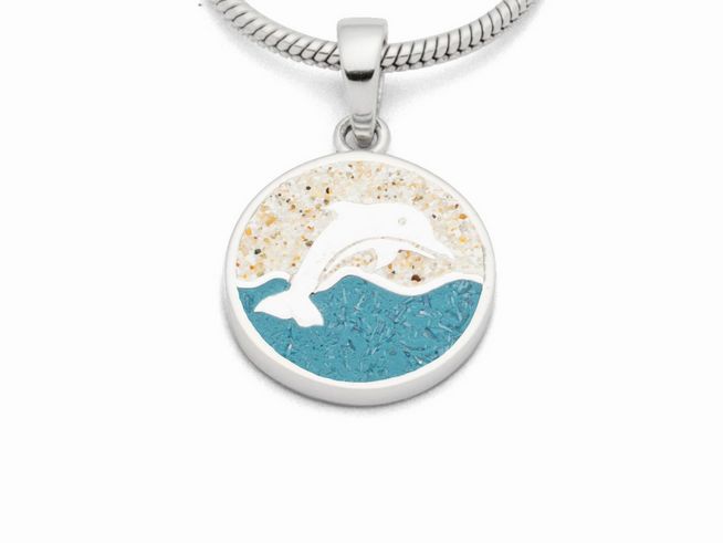 DUR Anhänger Delfin aus Sterling Silber mit kreisförmiger Gestaltung, zeigt einen springenden Delfin vor einer farbigen Wellen- und Sand-Hintergrundgestaltung.