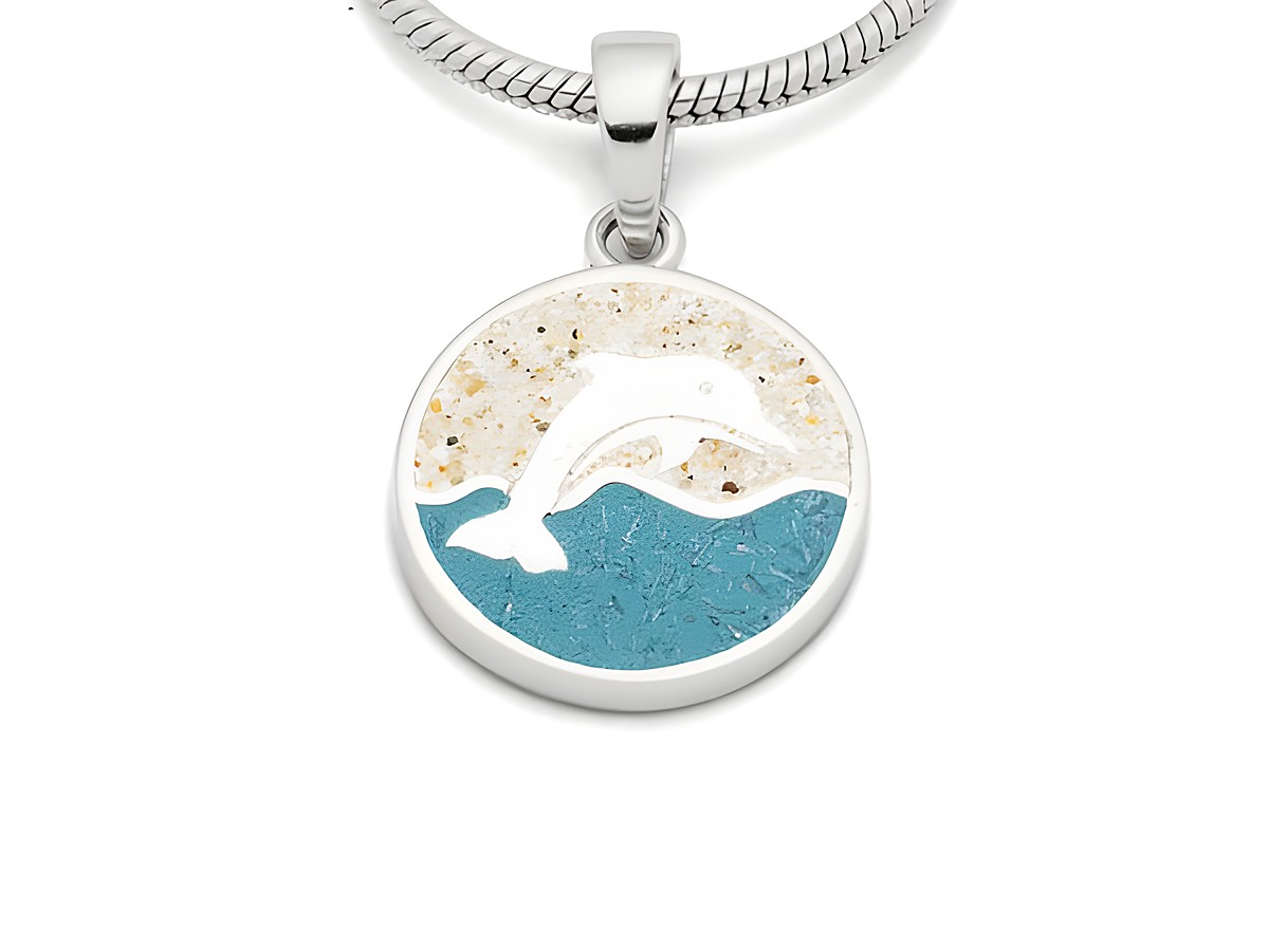 DUR Anhänger Delfin aus Sterling Silber mit kreisförmiger Gestaltung, zeigt einen springenden Delfin vor einer farbigen Wellen- und Sand-Hintergrundgestaltung.