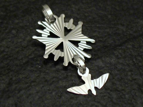 Französisches Hugenottenkreuz aus sterling Silber, gefertigt von Juwelier Harnisch, kunstvoll mit einem prägnanten Muster gestaltet, ideal als Schmuckstück für verschiedene Anlässe.
