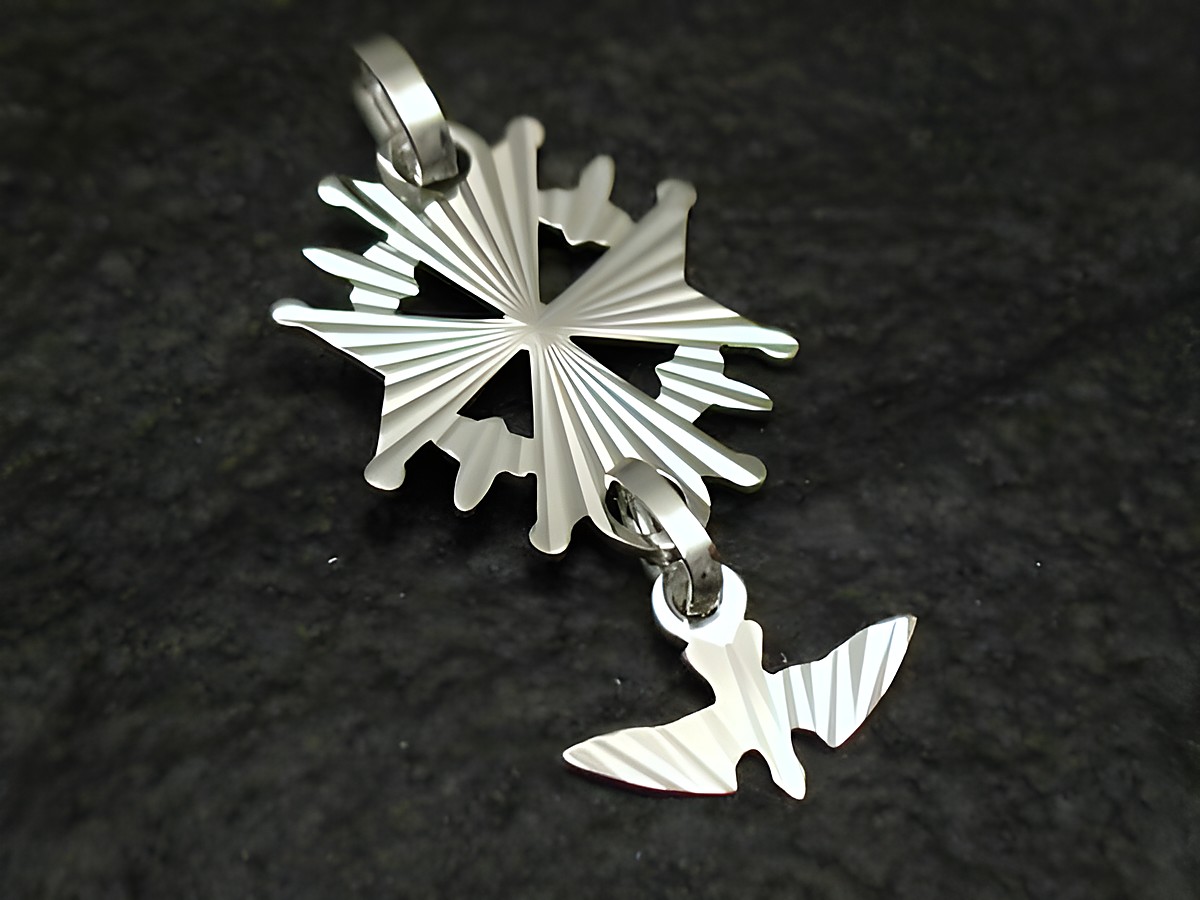 Französisches Hugenottenkreuz aus sterling Silber, gefertigt von Juwelier Harnisch, kunstvoll mit einem prägnanten Muster gestaltet, ideal als Schmuckstück für verschiedene Anlässe.