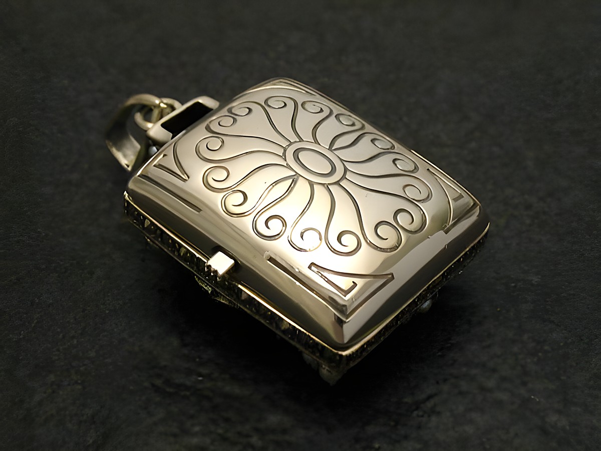 Medaillon aus Sterling Silber mit nostalgischem, königlichem Design und filigraner Gravur. Hersteller Juwelier Harnisch, verziert mit einem Stein. Ideal für Liebhaber edler Schmuckstücke. – Ansicht 2