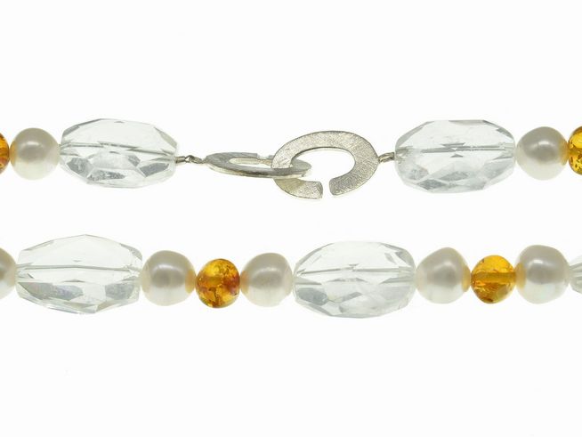 Steinkette aus Bernstein und Bergkristall mit Süßwasser-Zuchtperlen in Weiß und Orange, Länge 43 cm, Silberverschluss, von Juwelier Harnisch, elegant und vielseitig tragbar.