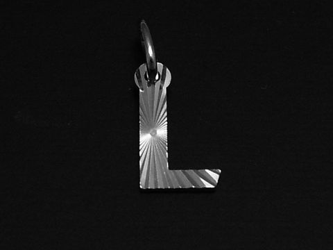 Silber Anhänger in Form des Buchstabens L mit Druck- und Diamantschliff, hergestellt von Juwelier Harnisch, zeigt filigrane Details und glänzende Oberfläche.