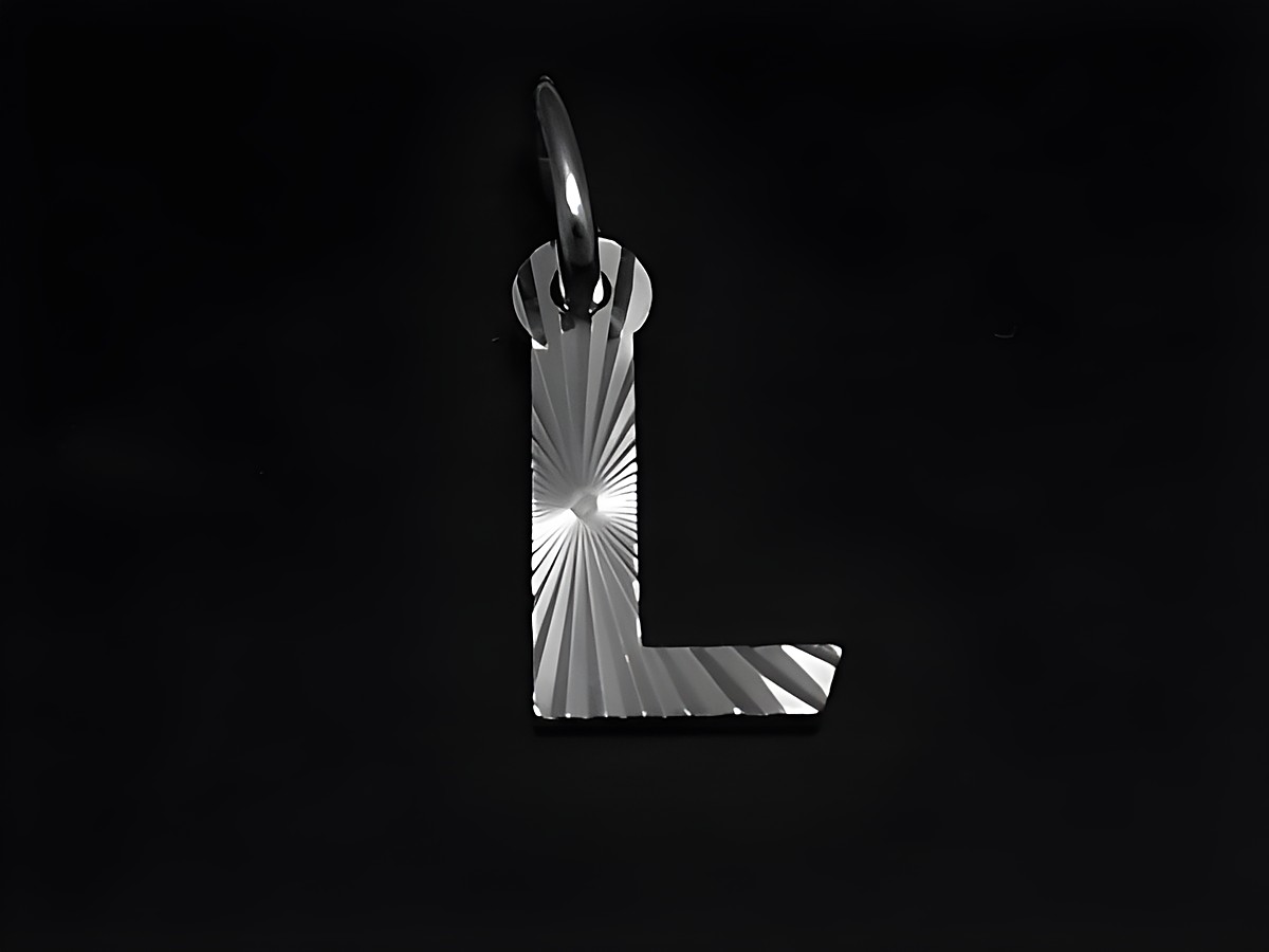 Silber Anhänger in Form des Buchstabens L mit Druck- und Diamantschliff, hergestellt von Juwelier Harnisch, zeigt filigrane Details und glänzende Oberfläche.