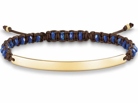 Ein elegantes Makramee Armband von Thomas Sabo in Silber vergoldet mit einer glatten, goldenen Platte und blauen imitieren Lapislazuli Perlen auf Nylon.