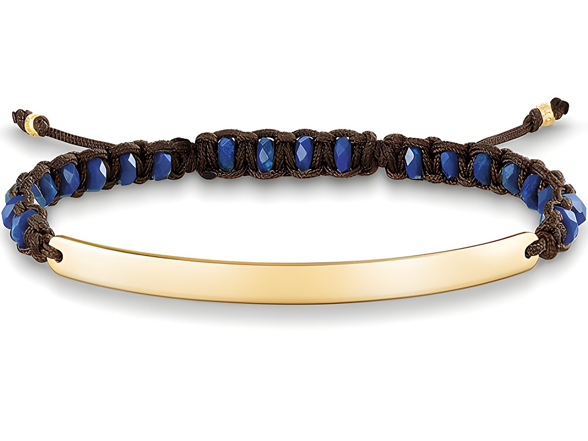 Ein elegantes Makramee Armband von Thomas Sabo in Silber vergoldet mit einer glatten, goldenen Platte und blauen imitieren Lapislazuli Perlen auf Nylon.