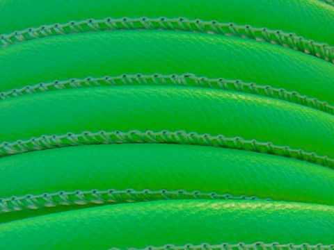 Nappaleder in Neongrün, 100 cm lang, 6 mm dick, mit Silber Bajonett, Hersteller Juwelier Harnisch, geeignet für kreative Schmuckgestaltungen.