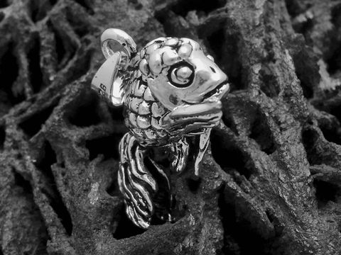 Koi Karpfen Anhänger aus Sterling Silber, detailreich gestaltet mit beweglichem Kopf, Flossen und Schwanz, perfekt für Tierliebhaber und Schmuckenthusiasten.