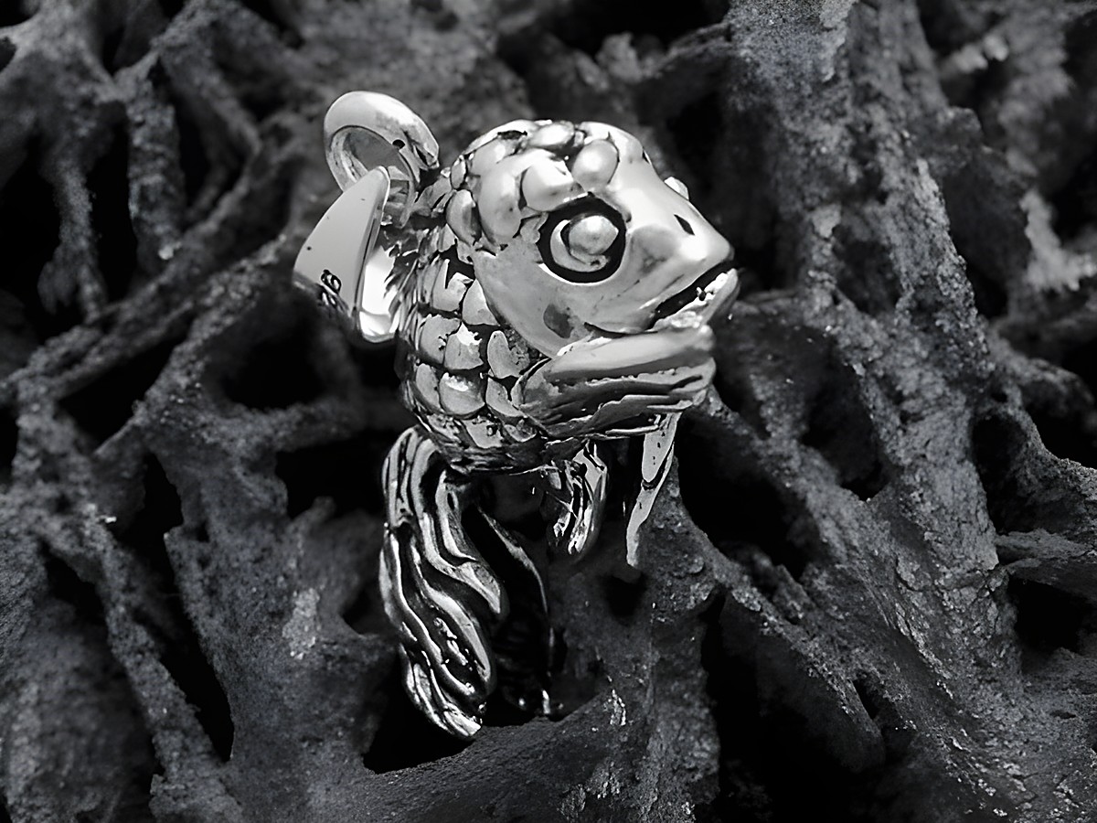 Koi Karpfen Anhänger aus Sterling Silber, detailreich gestaltet mit beweglichem Kopf, Flossen und Schwanz, perfekt für Tierliebhaber und Schmuckenthusiasten.