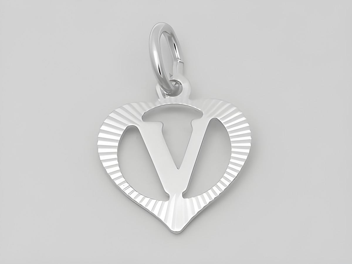 Herzförmiger Silberanhänger mit dem Buchstaben V, diamantiert, aus 925 Silber, Hersteller Juwelier Harnisch. Ideal als modisches Accessoire oder Geschenk.
