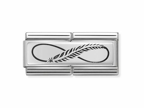 433071012-0 Eine silberne Charm-Platte von Nomination mit einer Gravur, die ein Unendlichkeitssymbol und eine Feder zeigt, wirkt elegant und zeitlos. Ideal als persönlicher Schmuck, der Bedeutung verleiht.